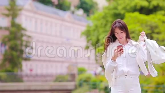 美丽的女人在户外使用智能手机的肖像视频的预览图