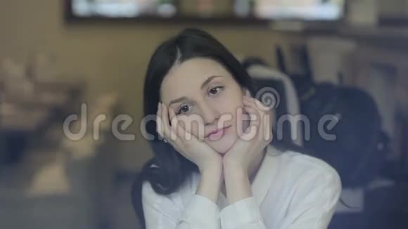 在咖啡馆喝茶的年轻女子视频的预览图