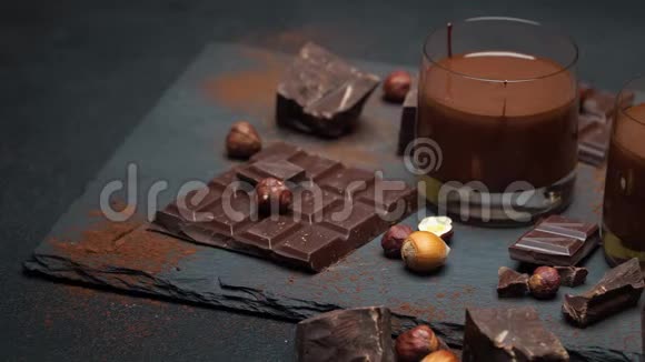 玻璃碗巧克力奶油或融化的巧克力巧克力和榛子视频的预览图