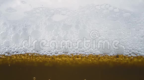 带白色泡沫的金杯冷啤视频的预览图