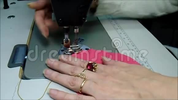 裁缝展示了一个单独的元素视频的预览图