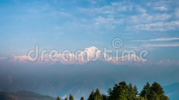 达拉吉里山脉的4k时间推移视图从尼泊尔的潘山视频的预览图