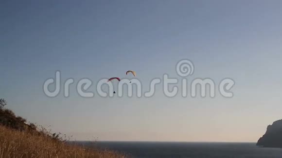 两架滑翔伞在海湾上空视频的预览图