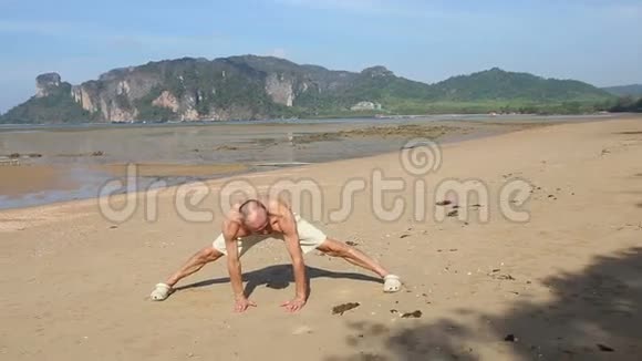 运动健身老人做运动和瑜伽视频的预览图