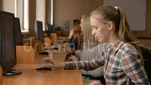 计算机教室里的一群年轻人视频的预览图