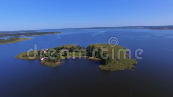 俄罗斯塞利格湖上有人居住的小岛的鸟瞰图视频的预览图