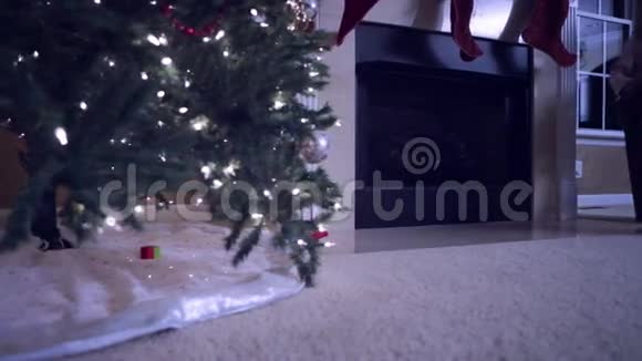 圣诞节两个小孩偷偷地从床上爬起来视频的预览图
