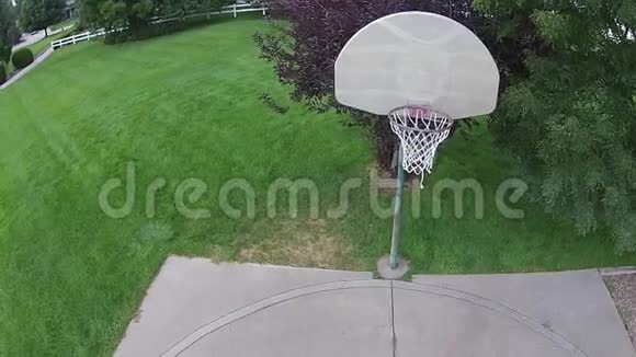 室外球场上的空中篮球射击视频的预览图