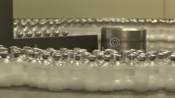 药品的自动化生产装满药瓶视频的预览图