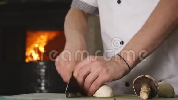 厨房里用切割板切蘑菇视频的预览图