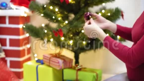 宝宝和孕妈在圣诞树上挂红球玩具快乐的童年概念孩子和母亲用视频的预览图