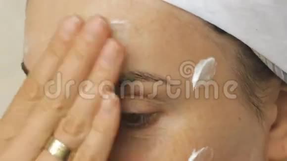 在家照顾脸部皮肤的年轻女子视频的预览图