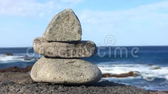 大西洋附近岩石上的禅石视频的预览图