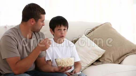 父亲和儿子一起吃爆米花视频的预览图