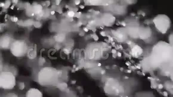 巨大的水滴在黑暗的背景下飞行视频的预览图