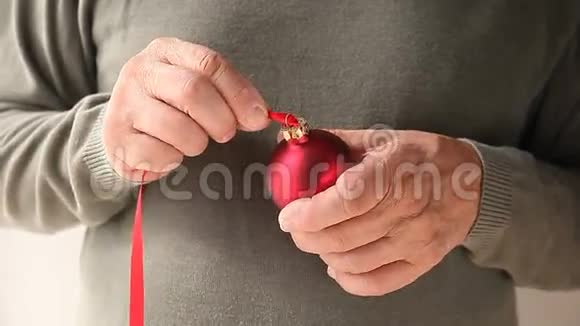 把丝带绑在圣诞装饰品上视频的预览图