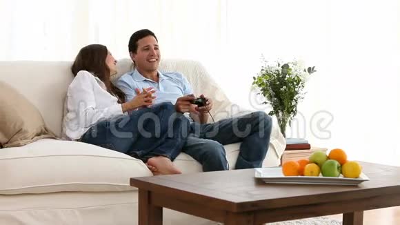 他和女友玩电子游戏视频的预览图