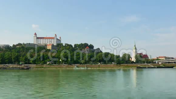 布拉迪斯拉发城堡视图斯洛伐克延时放大4k视频的预览图