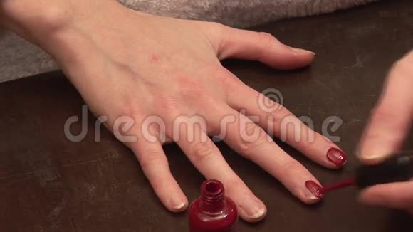 一个女人在她的指甲上画画视频的预览图