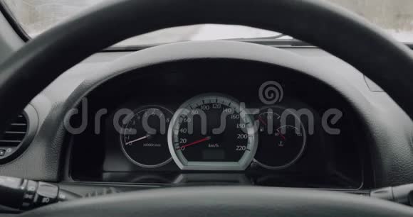 开车时的汽车仪表盘视频的预览图