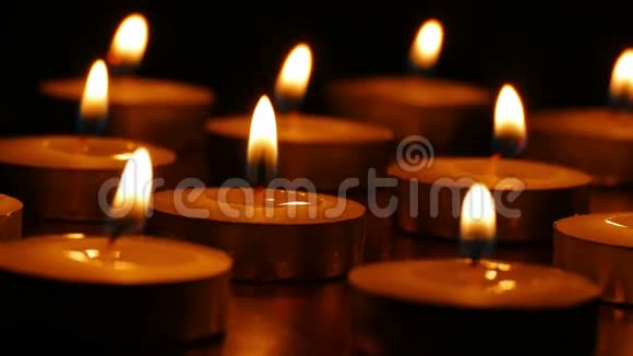 蜡烛燃烧晚香静物浪漫视频的预览图