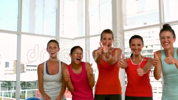 健身班微笑着对着镜头竖起大拇指视频的预览图