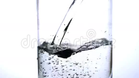 将水倒入白色背景的玻璃中视频的预览图