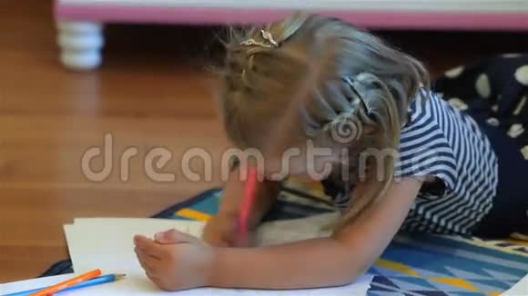 小女孩用铅笔画画视频的预览图