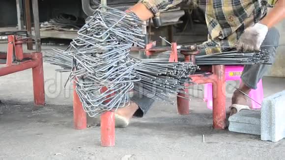 金属加工弯曲或弯曲钢制造箍筋杆视频的预览图
