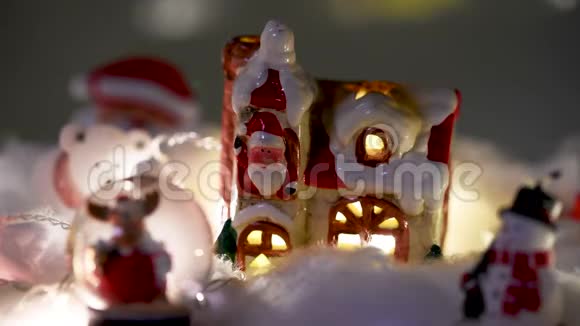 圣诞装饰雪顶带桌子装饰的地球仪视频的预览图