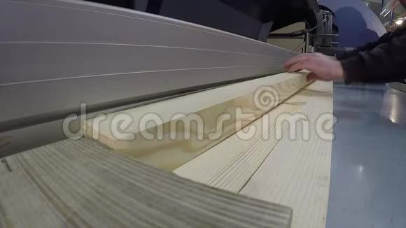 工业内部锯木块锯木块的机器切割机锯现代机床视频的预览图
