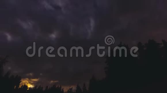 夜空星和云的全景视频的预览图