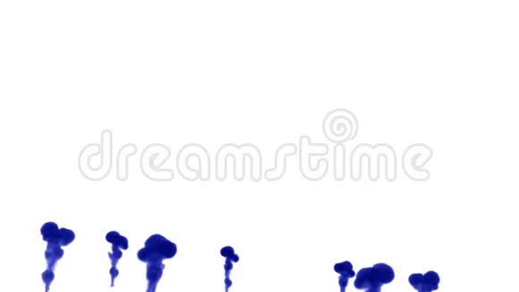 蓝墨水在白色背景上溶解在水中用Luma哑光计算机仿真的三维渲染许多墨流流动视频的预览图