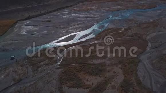 空中飞行飞越高山秋河水为绿松石落叶松为黄色乘坐美丽的航班视频的预览图