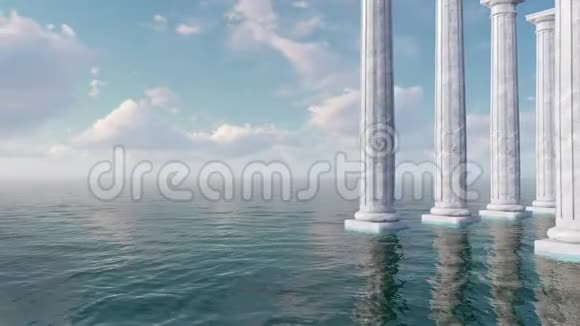 古老的白色大理石柱在开阔的大海中视频的预览图