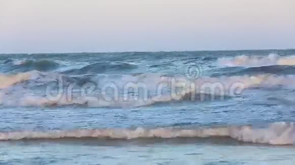 巴库里海海滩的海浪撞击视频的预览图