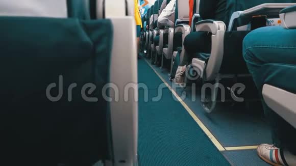 乘坐飞机的乘客坐在椅子上视频的预览图
