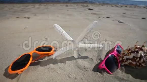 海滩上的太阳镜拖鞋和海星高清机动滑块1080便士视频的预览图