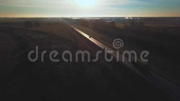 空气运送卡车驶向太阳集装箱的汽车在通往日落的道路上行驶卡车视频的预览图