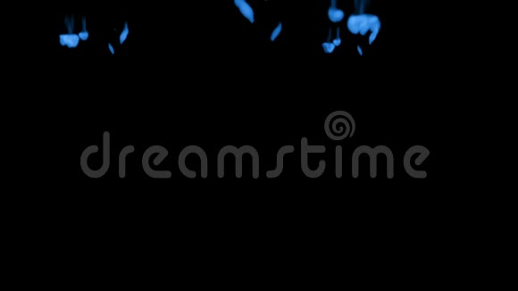 蓝色发光墨水溶解在水上的黑色背景与卢马哑光计算机仿真的三维渲染小笔墨视频的预览图