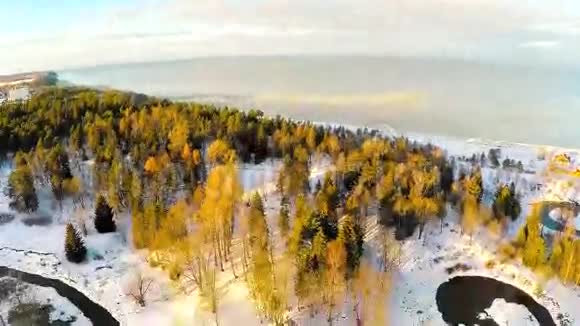 冬季景观空中镜头日落河流和海岸相机倾斜下来视频的预览图