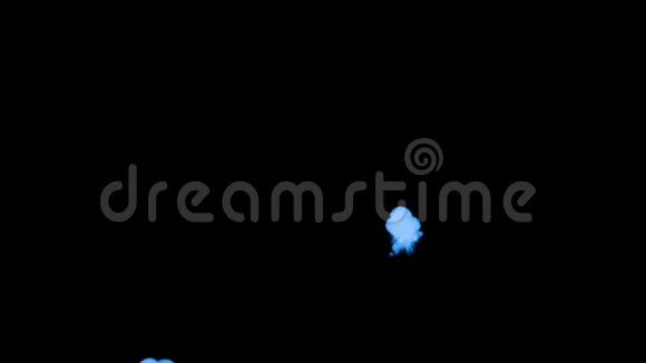 蓝色发光墨水溶解在水上的黑色背景与卢马哑光计算机仿真的三维渲染三个墨水视频的预览图