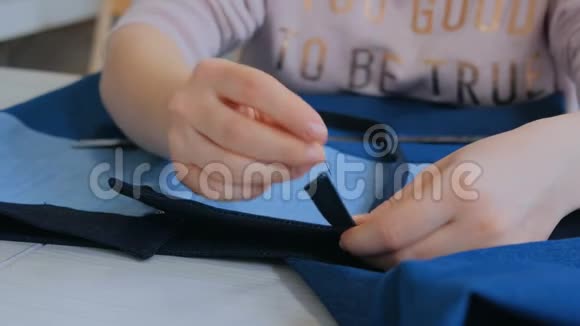 专业裁缝设计师测量西装外套用于缝纫视频的预览图