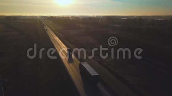 空气运送卡车驶向太阳集装箱的汽车在通往日落的道路上行驶卡车视频的预览图