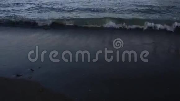 巴库里海海滩的海浪撞击视频的预览图