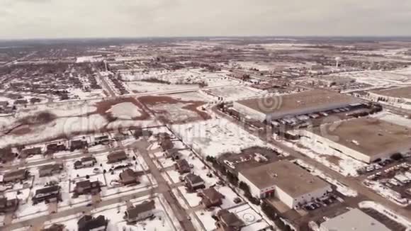在雪覆盖的郊区社区的家庭空中视频视频的预览图