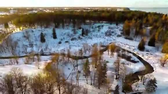 冬季景观空中镜头日落河流和海岸相机倾斜下来视频的预览图