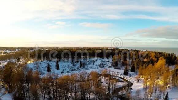 冬季景观空中录像日落河流和海岸视频的预览图