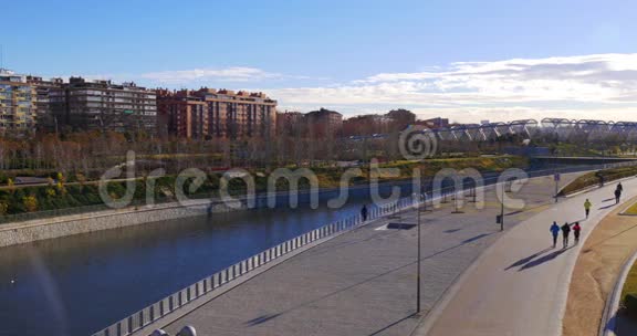 马德里阳光明媚的早晨散步河4k西班牙视频的预览图