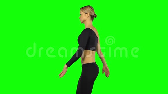 袋鼠跳鞋女子训练的特写慢动作视频的预览图
